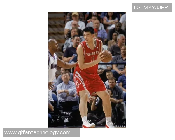 姚明突破防线带球灌篮瞬间展现篮球巨星的力量与优雅