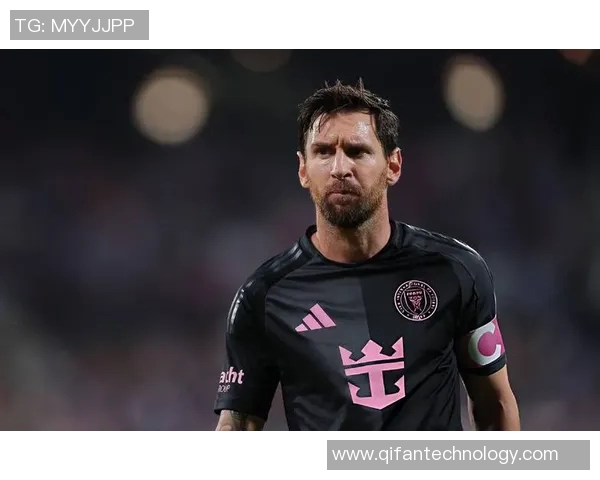 梅西与罗纳尔多的足球传奇之路与辉煌成就解析