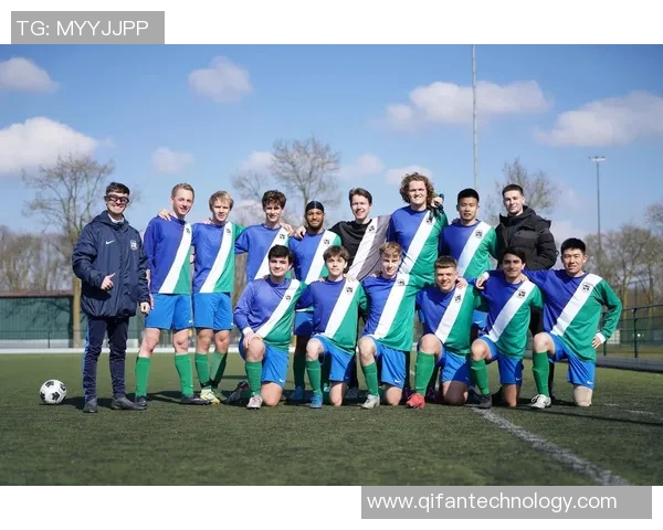 足球明星教练高清照片集展示他们的风采与魅力让我们一起领略足球世界的精彩瞬间